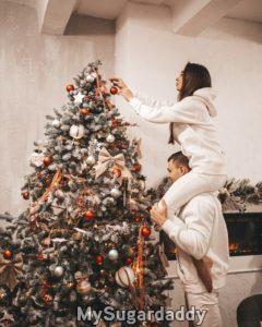 casal montando árvore de Natal 