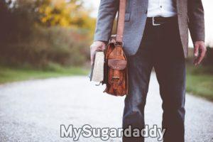 homem segurando livro atração por inteligência