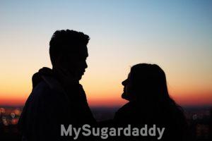 Conversa de casal ao por do sol