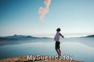homem feliz por superar uma rejeição