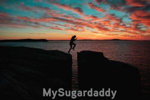 homem pulando em monhas