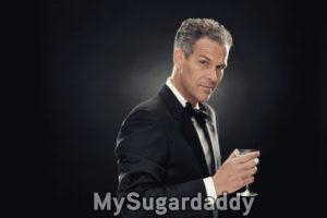 homem maduro em festa com drink