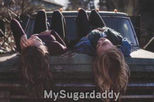 amigas conversando em cima do carro