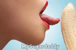 mulher sexy comendo banana