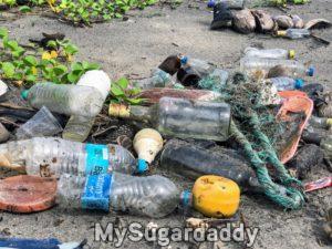 restos de plásticos na praia