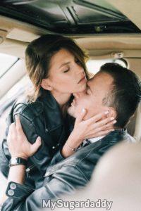 casal namorando no carro