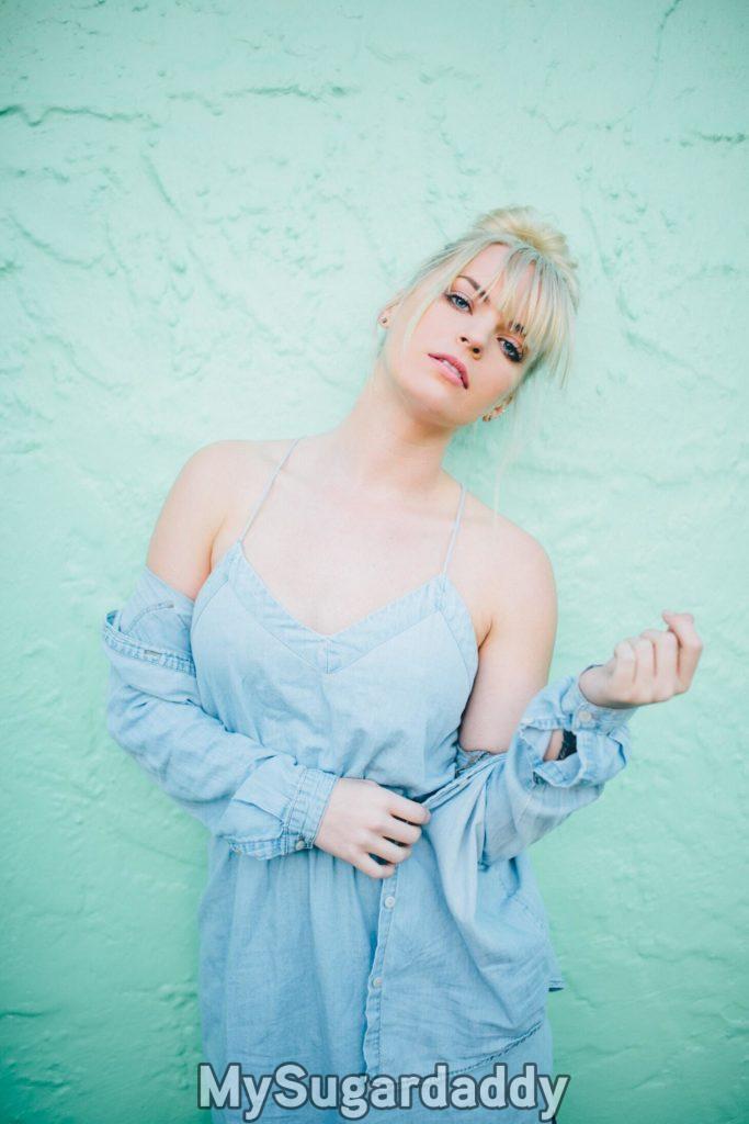 mulher loira de azul