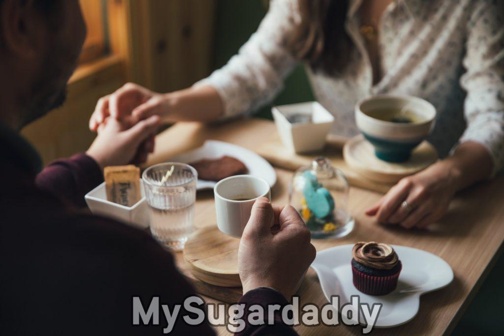 Casal tomando café, Sugar Daddy experiente