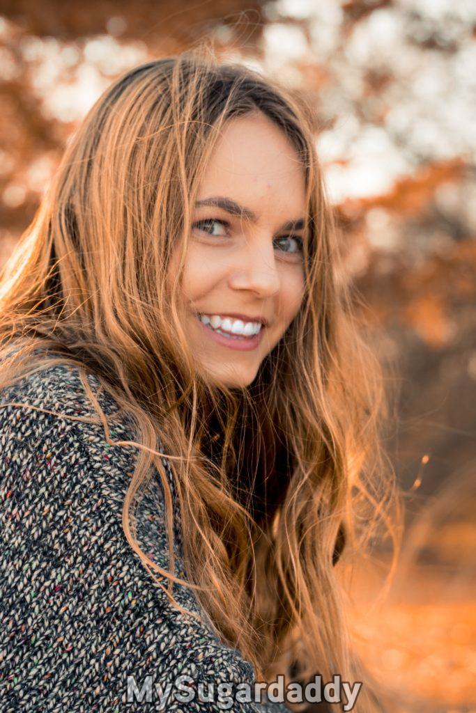 mulher sorrindo, seja você mesma para conquistar um sugar daddy