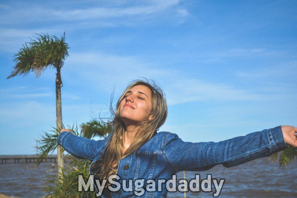 mulher de bracos abertos, liberdade, gratidao para conquistar um sugar daddy