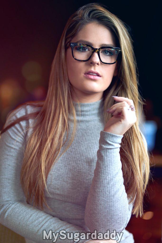 mulher jovem com óculos 