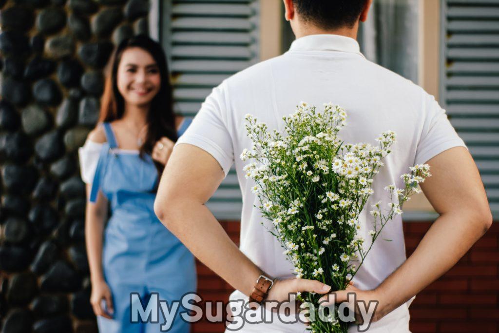 homem fazendo surpresa para mulher com flores