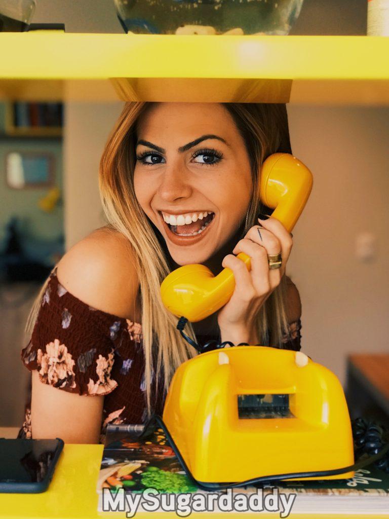 Mulher jovem sugar baby no telefone para conquistar um sugar daddy