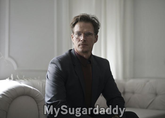 Sugar-Daddies-Gringos-homem-maduro-charuto-frances