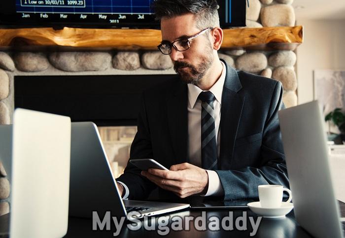 Sugar-daddies-gringos-alemao-homemdenegocios-trabalhando-dinheiro