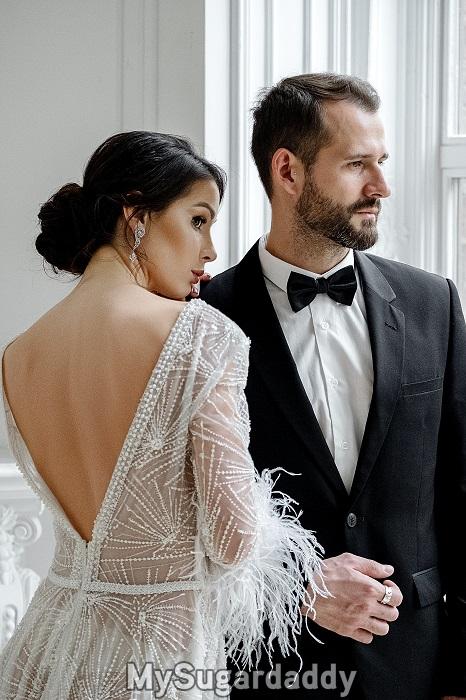 conselhos-sobre-elegancia-casal-jovem-feliz-mulher-com-vestido-branco-homem-de-terno conselhos-sobre-elegancia-casal-jovem-feliz-mulher-com-vestido-branco-homem-de-terno
