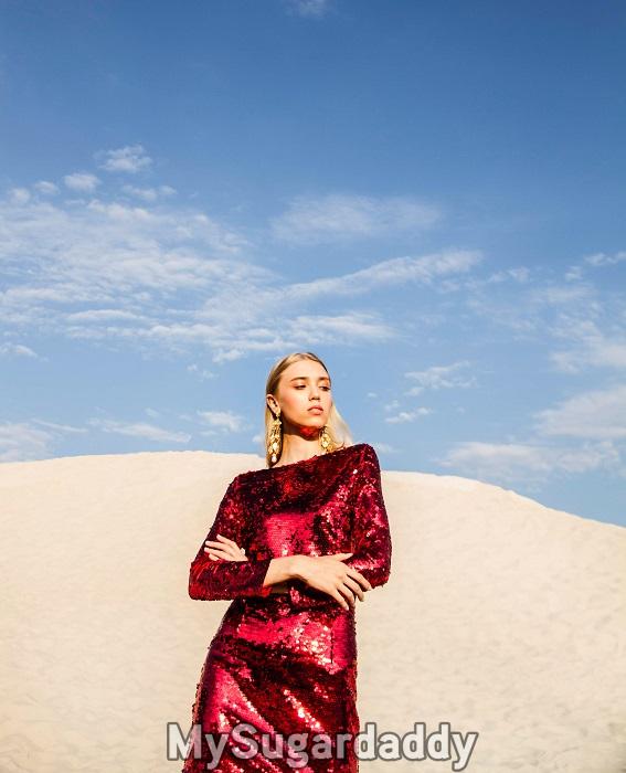 conselhos-sobre-elegância-mulher-jove-vestido-vermelho-lantejoulas conselhos-sobre-elegância-mulher-jove-vestido-vermelho-lantejoulas