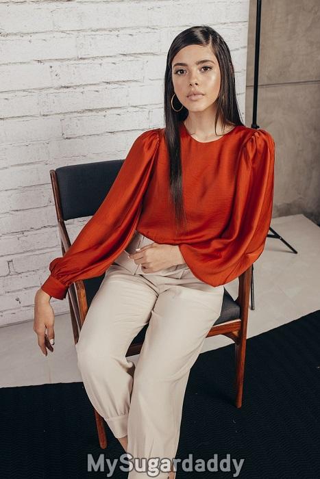 conselhos-sobre-elegancia-mulher-jovem-blusa-vermelha-calcas-brancas