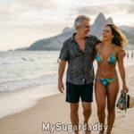 Relacionamento com homem mais velho: casal caminhando na praia