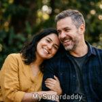 O que um homem rico procura em uma mulher: casal com diferença de idade em momento de cumplicidade